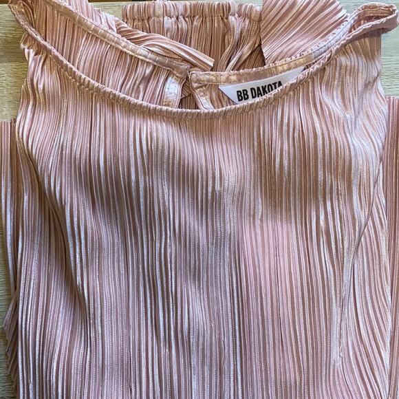 nwt BB Dakota I'm A Professional Plissé Blouse Mauve Rose Ruffle size L - Picture 2 of 9